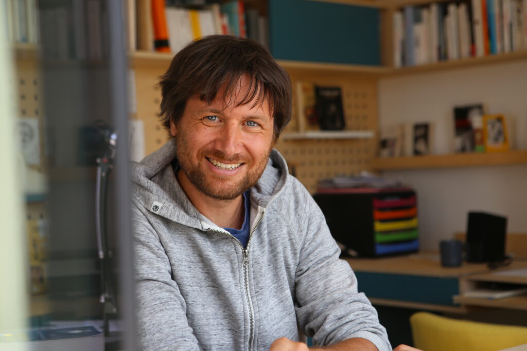 Photo de l'auteur Ludovic Deblois, souriant.