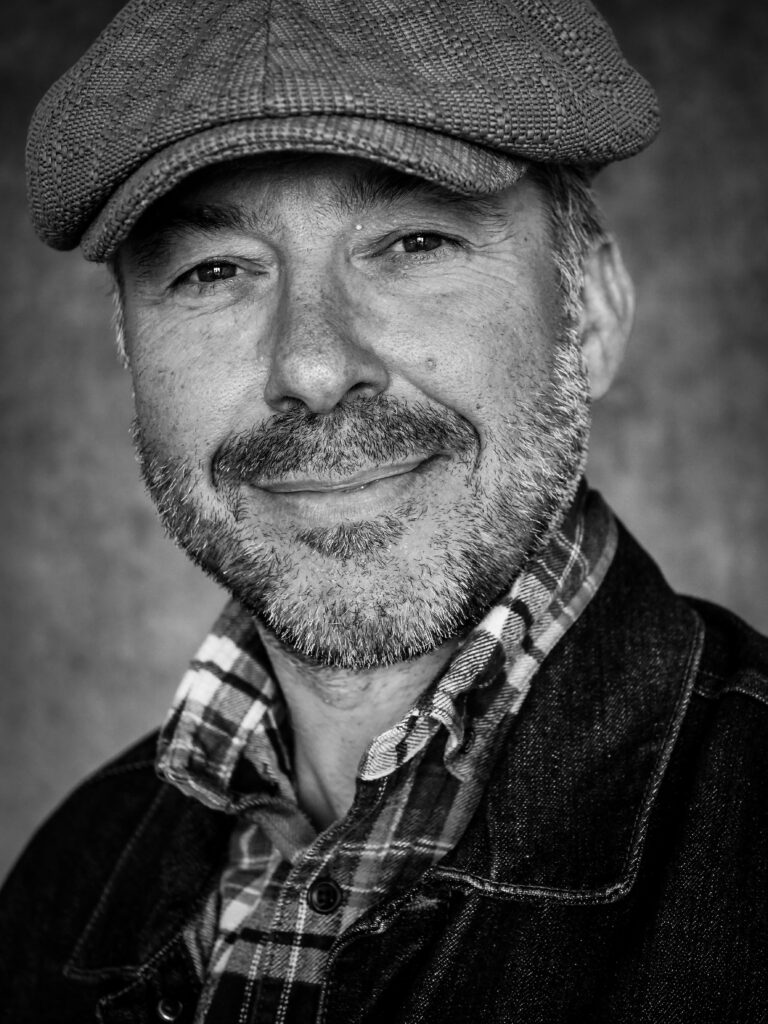 Portrait de Stéphane Ropa portant un béret, noir et blanc.